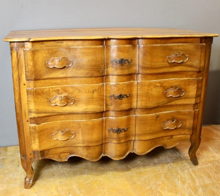Commode Arbalète en Noyer XVIIIe