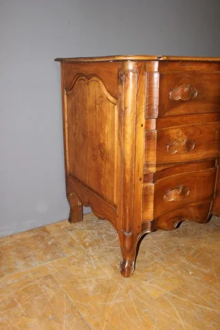 Walnut Crossbow Chest Of Drawers 18th Century