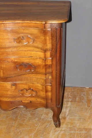 Walnut Crossbow Chest Of Drawers 18th Century