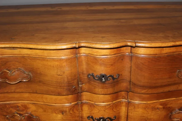 Walnut Crossbow Chest Of Drawers 18th Century