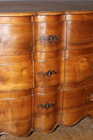 Walnut Crossbow Chest Of Drawers 18th Century