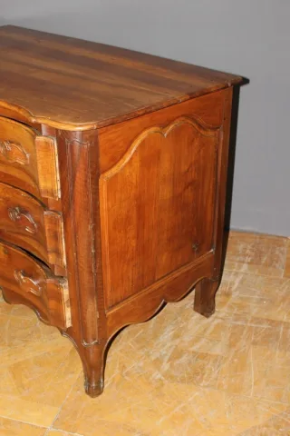 Walnut Crossbow Chest Of Drawers 18th Century