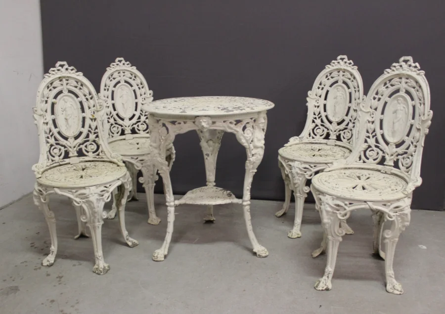 Salon de Jardin en Fonte à Décor de Femmes XXe