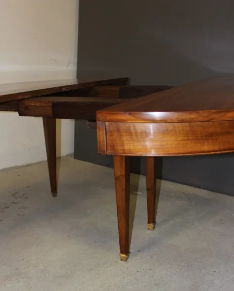 Restoration Walnut Belt Table With Three Walnut Leaves 19th Century
