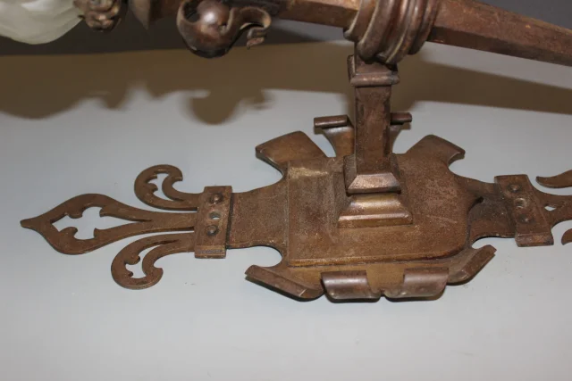 Par de apliques góticos en hierro forjado, hacia 1900 — Buen estado