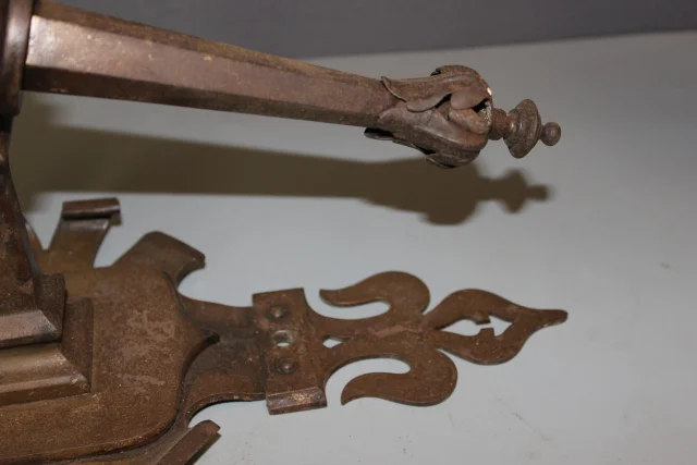 Par de apliques góticos en hierro forjado, hacia 1900 — Buen estado