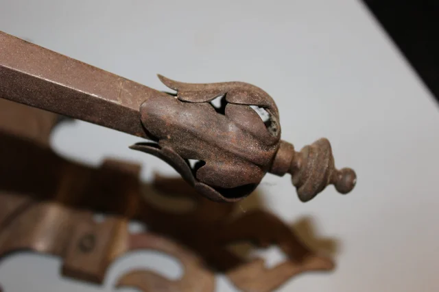 Par de apliques góticos en hierro forjado, hacia 1900 — Buen estado
