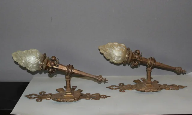Par de apliques góticos en hierro forjado, hacia 1900 — Buen estado