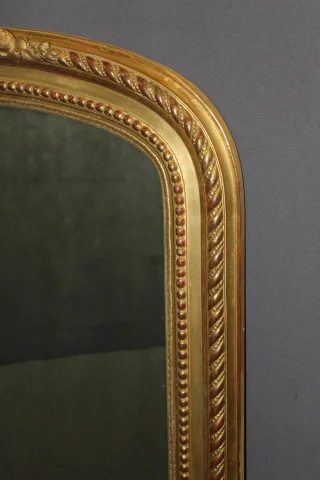 Louis-XVI-Spiegel aus vergoldetem Stuck, 19. Jahrhundert — Sehr guter Zustand