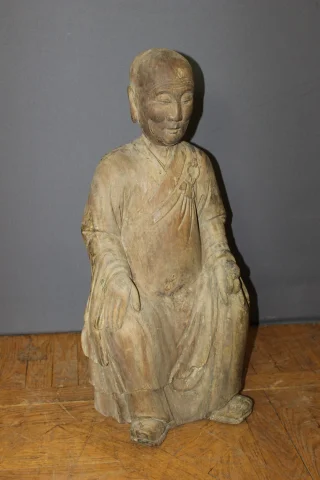 Monje Chino Sentado en Madera Tallada, altura 80 cm, hacia 1900 — Muy buen estado