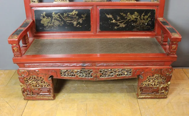 Bank aus geschnitztem und lackiertem Holz, China, 20. Jahrhundert — Guter Zustand