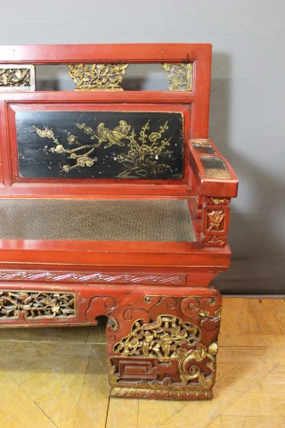 Bank aus geschnitztem und lackiertem Holz, China, 20. Jahrhundert — Guter Zustand