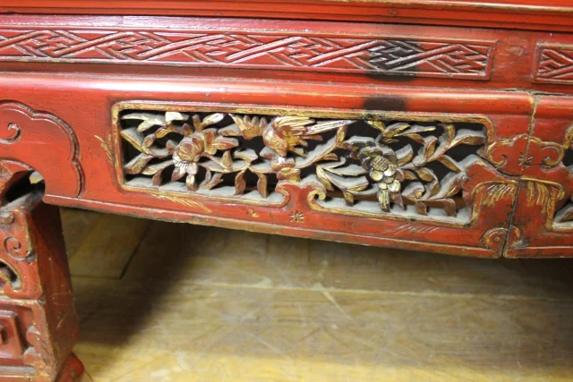 Bank aus geschnitztem und lackiertem Holz, China, 20. Jahrhundert — Guter Zustand