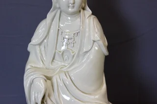 Blanc de Chine, sitzende Guanyin auf einer Lotusblüte, 20. Jahrhundert