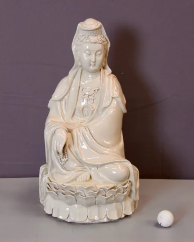Blanc de Chine, sitzende Guanyin auf einer Lotusblüte, 20. Jahrhundert — Ausgezeichneter Zustand