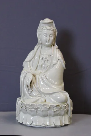 Blanc de Chine, sitzende Guanyin auf einer Lotusblüte, 20. Jahrhundert — Ausgezeichneter Zustand