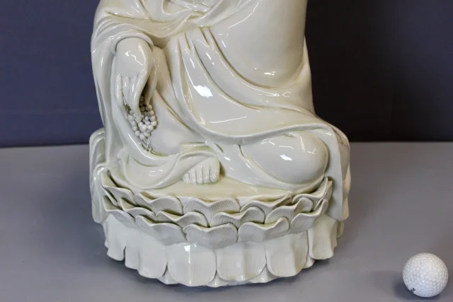 Blanc de Chine, sitzende Guanyin auf einer Lotusblüte, 20. Jahrhundert — Ausgezeichneter Zustand