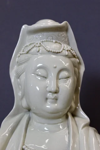 Blanc de Chine, sitzende Guanyin auf einer Lotusblüte, 20. Jahrhundert — Ausgezeichneter Zustand