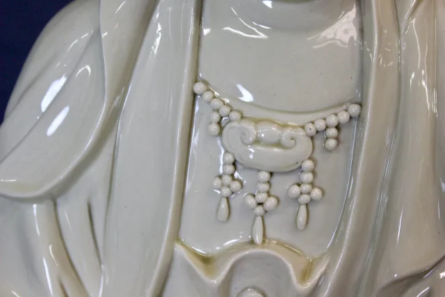 Blanc de Chine, sitzende Guanyin auf einer Lotusblüte, 20. Jahrhundert — Ausgezeichneter Zustand