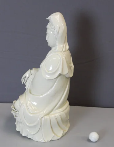 Blanc de Chine, sitzende Guanyin auf einer Lotusblüte, 20. Jahrhundert — Ausgezeichneter Zustand