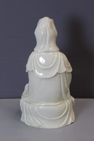 Blanc de Chine, sitzende Guanyin auf einer Lotusblüte, 20. Jahrhundert — Ausgezeichneter Zustand