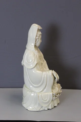 Blanc de Chine, sitzende Guanyin auf einer Lotusblüte, 20. Jahrhundert — Ausgezeichneter Zustand