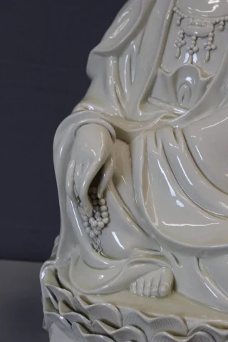Blanc de Chine, sitzende Guanyin auf einer Lotusblüte, 20. Jahrhundert — Ausgezeichneter Zustand
