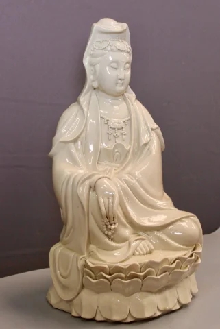 Blanc de Chine, sitzende Guanyin auf einer Lotusblüte, 20. Jahrhundert — Ausgezeichneter Zustand