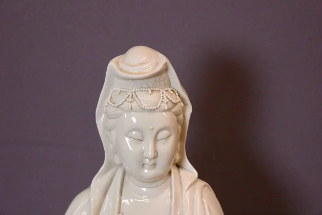 Blanc de Chine, sitzende Guanyin auf einer Lotusblüte, 20. Jahrhundert — Ausgezeichneter Zustand