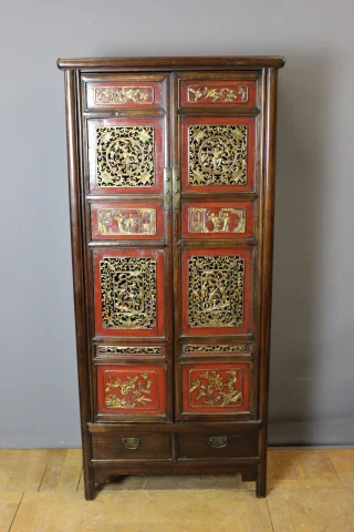 Small Chinese Lacquered Cabinet in Red and Gold — Very good condition