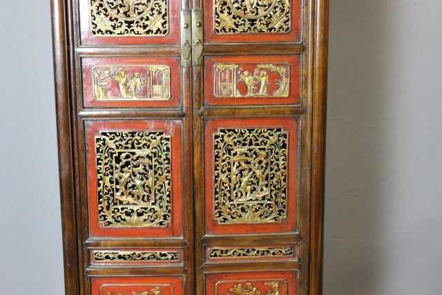 Small Chinese Lacquered Cabinet in Red and Gold — Very good condition
