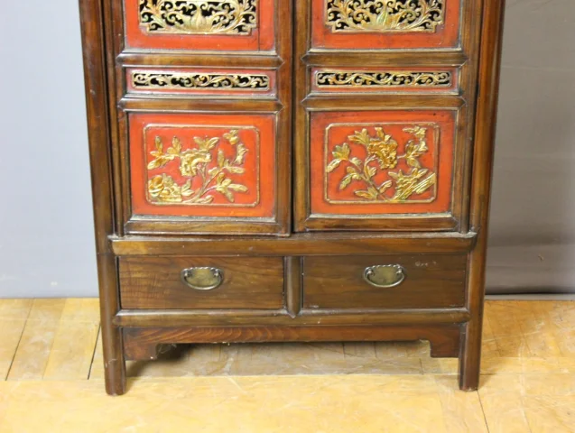 Small Chinese Lacquered Cabinet in Red and Gold — Very good condition