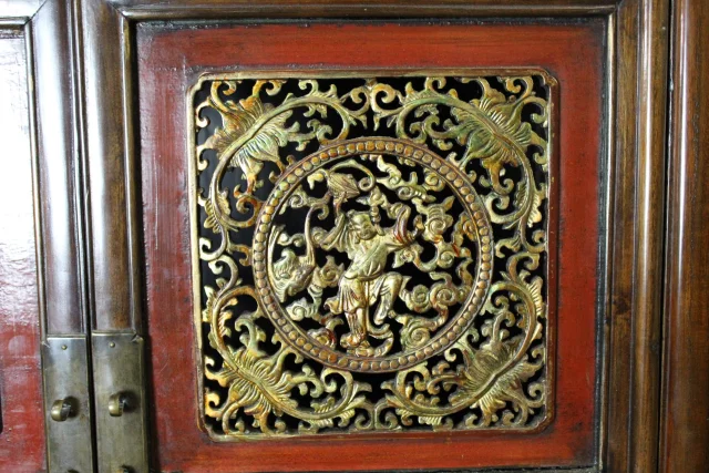 Small Chinese Lacquered Cabinet in Red and Gold — Very good condition