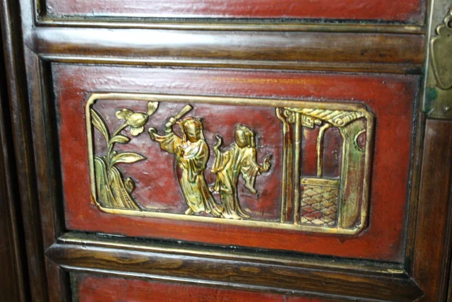 Small Chinese Lacquered Cabinet in Red and Gold — Very good condition