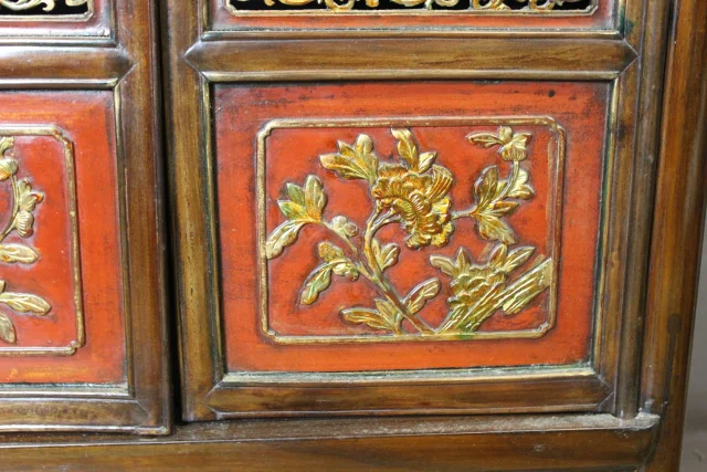 Small Chinese Lacquered Cabinet in Red and Gold — Very good condition