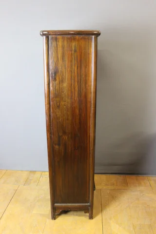 Small Chinese Lacquered Cabinet in Red and Gold — Very good condition