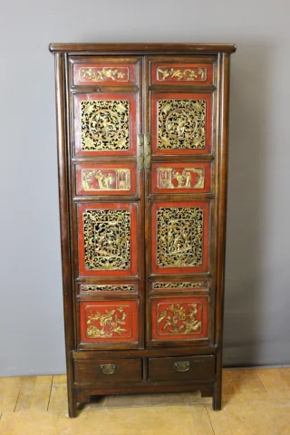 Small Chinese Lacquered Cabinet in Red and Gold — Very good condition