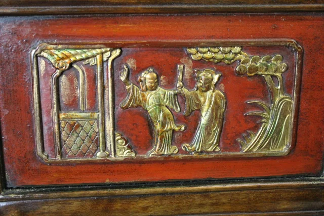 Small Chinese Lacquered Cabinet in Red and Gold — Very good condition