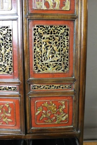 Small Chinese Lacquered Cabinet in Red and Gold — Very good condition