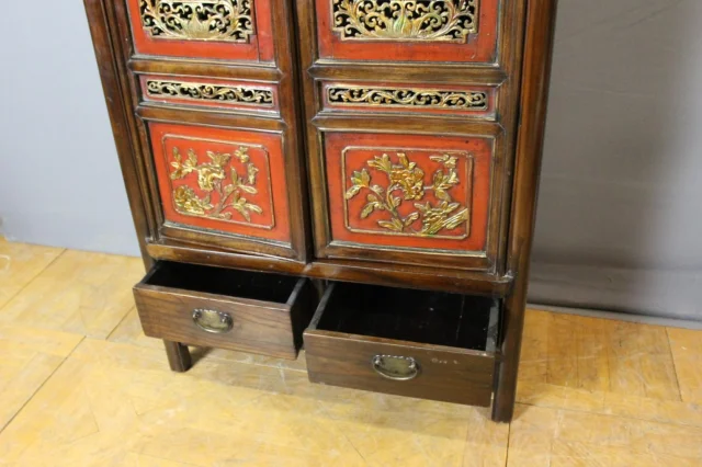 Small Chinese Lacquered Cabinet in Red and Gold — Very good condition