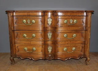 Kommode in Arbalète-Form, Louis XV, aus Nussbaum und Kirschbaum, 18. Jahrhundert