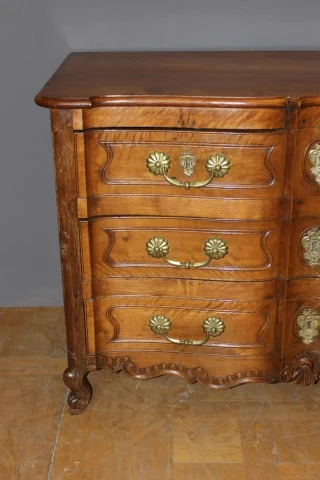 Crossbow-front Louis XV commode in walnut and wild cherry, 18th century — Very good condition