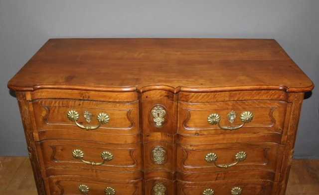Crossbow-front Louis XV commode in walnut and wild cherry, 18th century — Very good condition