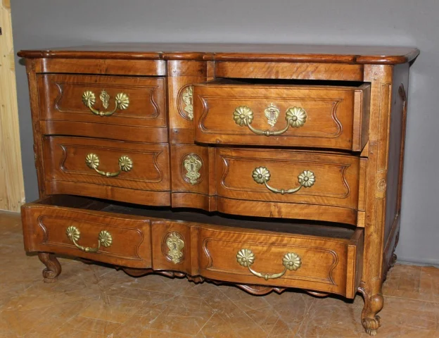 Crossbow-front Louis XV commode in walnut and wild cherry, 18th century — Very good condition
