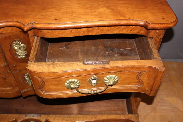 Crossbow-front Louis XV commode in walnut and wild cherry, 18th century — Very good condition