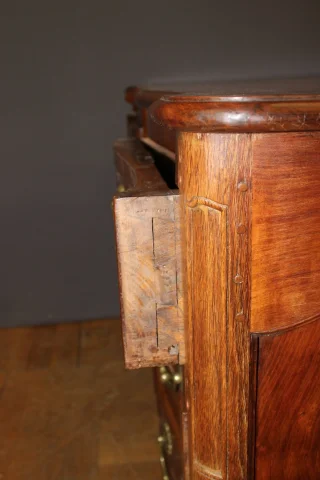 Crossbow-front Louis XV commode in walnut and wild cherry, 18th century — Very good condition