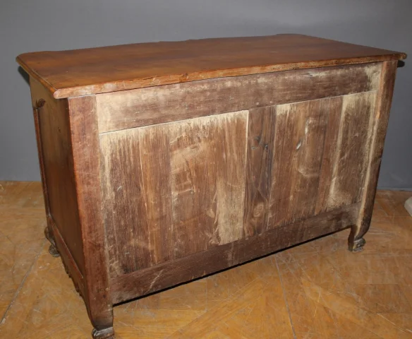 Crossbow-front Louis XV commode in walnut and wild cherry, 18th century — Very good condition