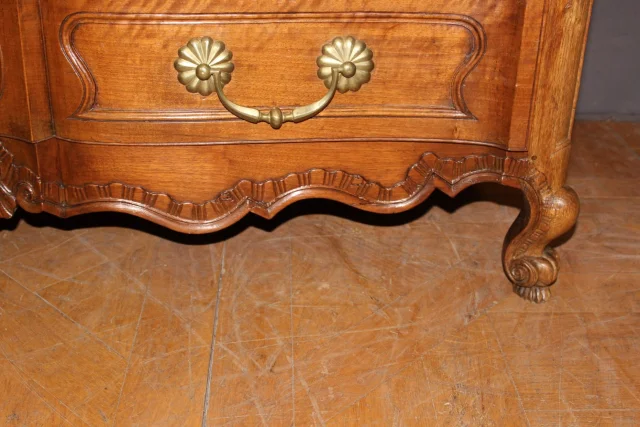 Crossbow-front Louis XV commode in walnut and wild cherry, 18th century — Very good condition