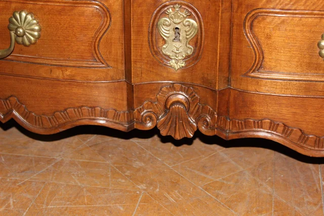 Crossbow-front Louis XV commode in walnut and wild cherry, 18th century — Very good condition