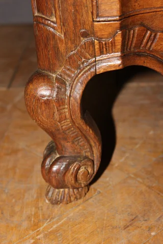 Crossbow-front Louis XV commode in walnut and wild cherry, 18th century — Very good condition